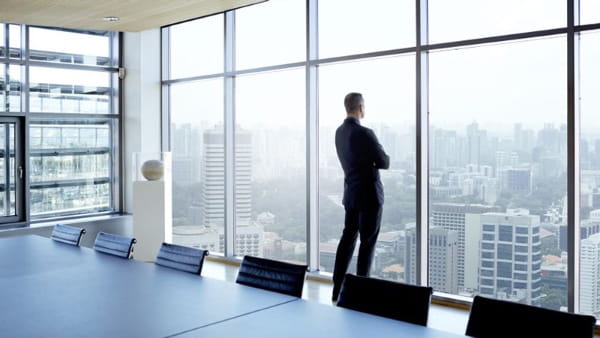  Arriba y a la derecha: Un mundo corporativo básicamente formado por hombres