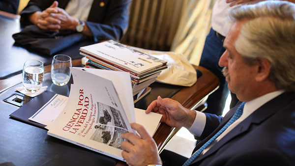 El Presidente argentino Alberto Fernández recibió el libro sobre el EAAF