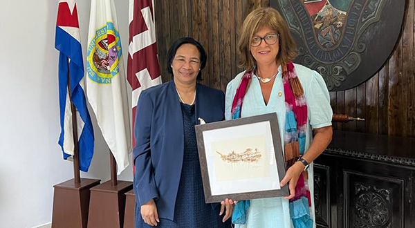  Karina Batthyány distinguida por la Universidad de La Habana