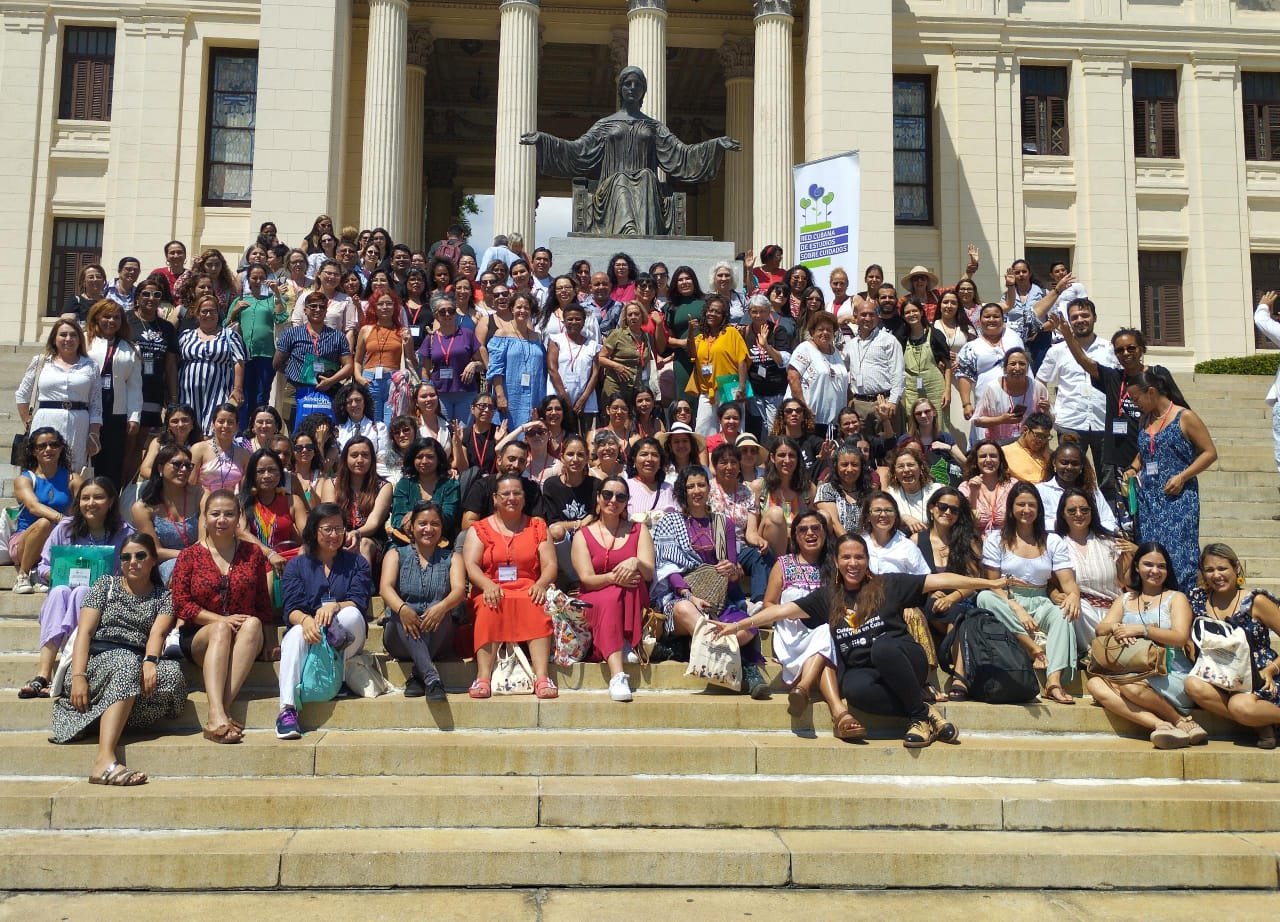  Gabriela Bazán comparte su participación en el 1er Encuentro Internacional de Cuidados, Desarrollo y Justicia Social en la Universidad de la Habana, Cuba